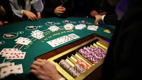 Fichas e cartas sobre mesa de cassino representando bônus de recarga